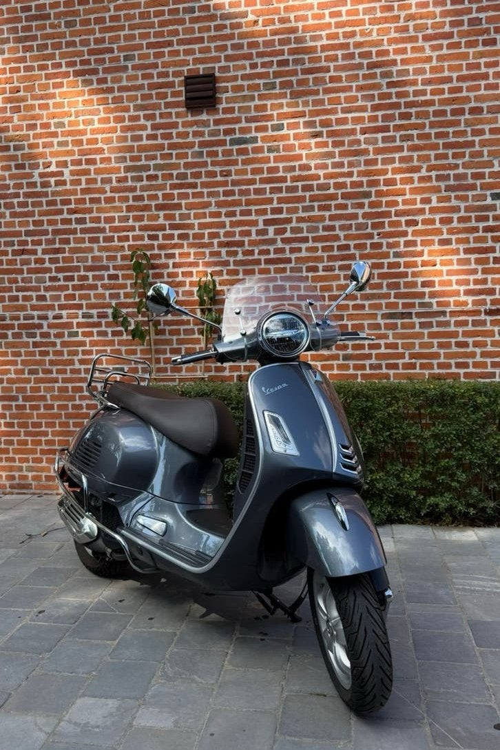Vespa GTS 125 Touring, perfecte staat, veel extra’s+2 helmen, Fietsen en Brommers, Ophalen, Zo goed als nieuw
