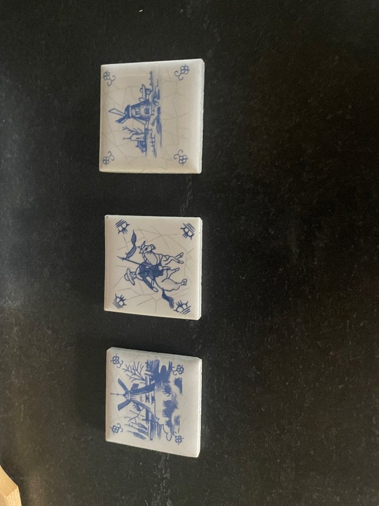 3 belles tuiles avec des dessins ressemblant à ceux de Delft, Enlèvement, Neuf