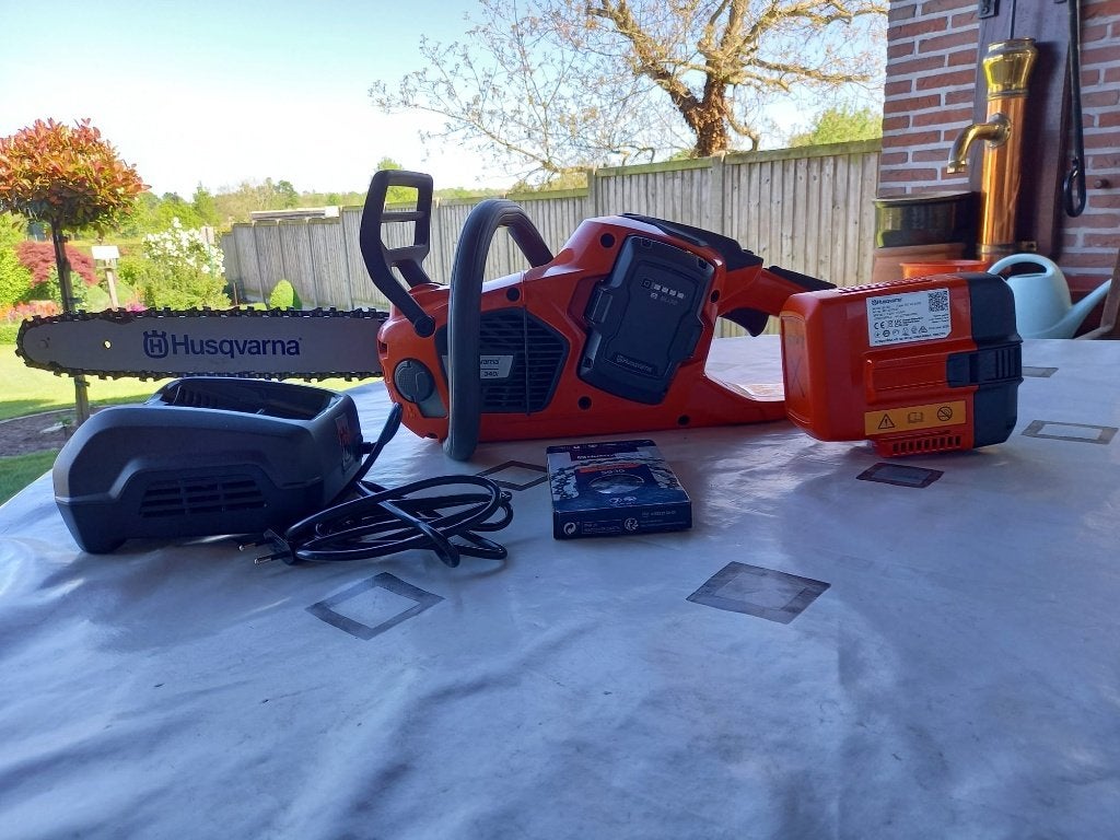 Husqvarna Type 340 i met 2 batterijen,lader en extra ketting, Ophalen