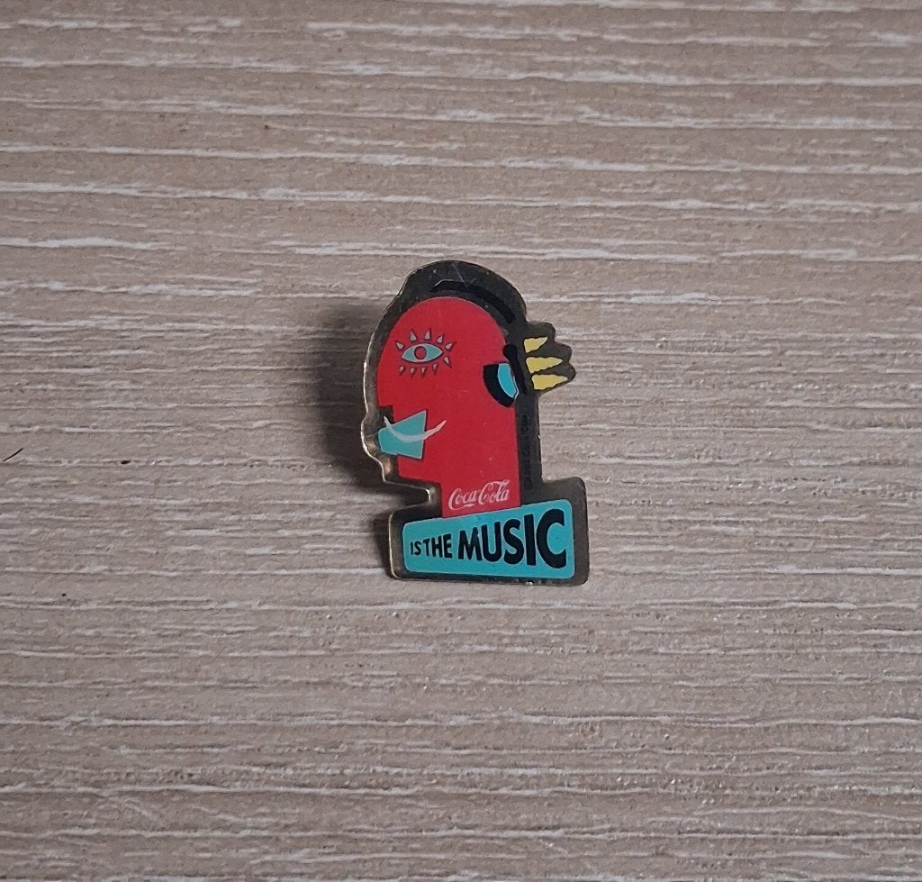 PIN - COCA COLA IS THE MUSIC, Verzamelen, Verzenden, Gebruikt, Merk, Speldje of Pin