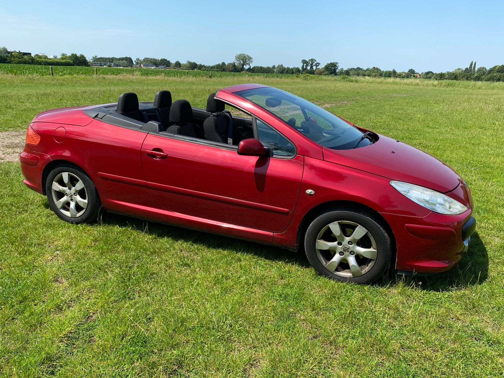 Peugeot cabrio 1.6 benzine airco gekeurd prijs 2650€, Stof, Zwart, Cabriolet, Handgeschakeld