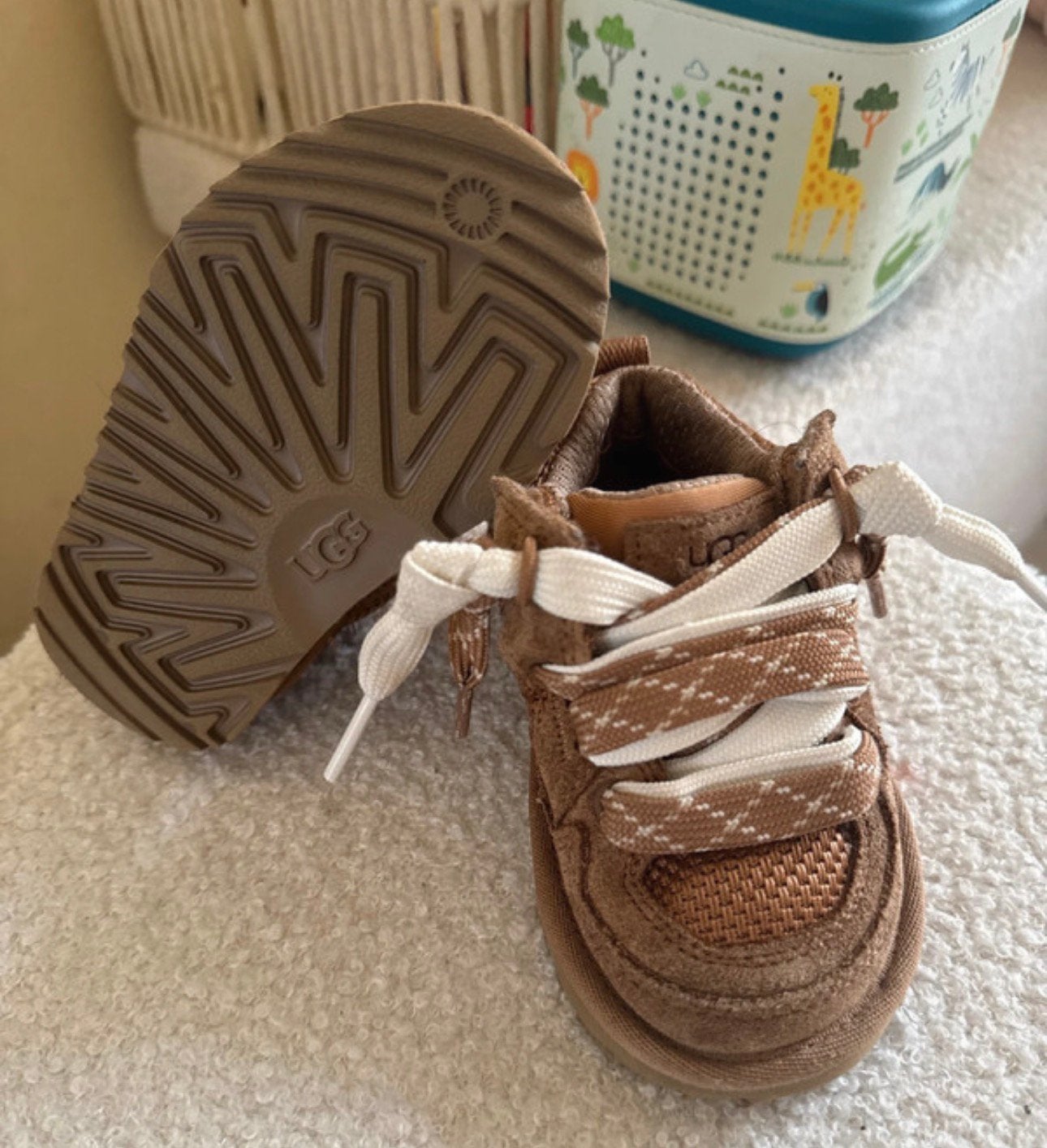 basket ugg lowmel, Enfants & Bébés, Enlèvement, Comme neuf