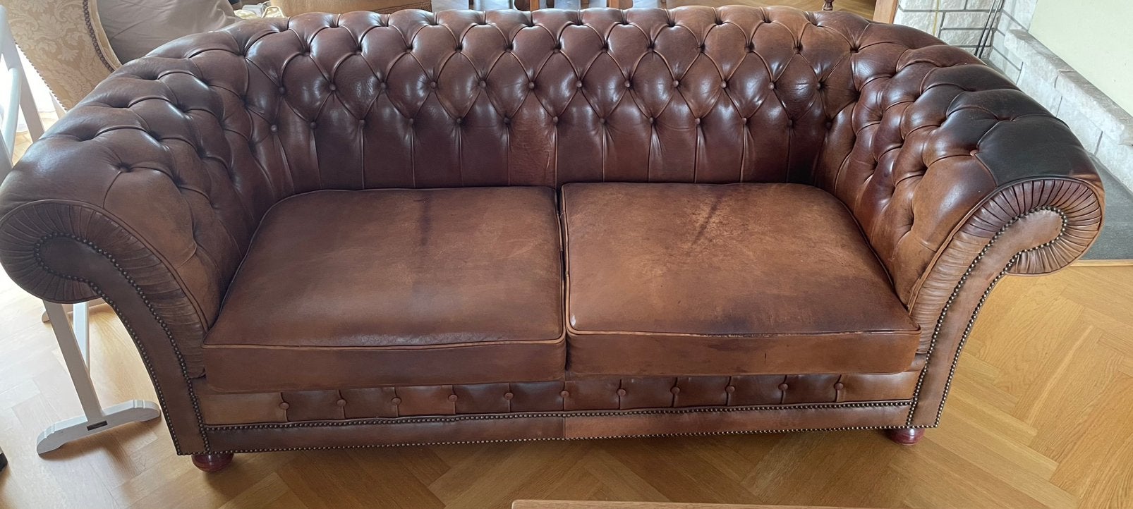 Authentique fauteuil 2 places Chesterfield en cuir cognac, Maison & Meubles, Enlèvement, Utilisé