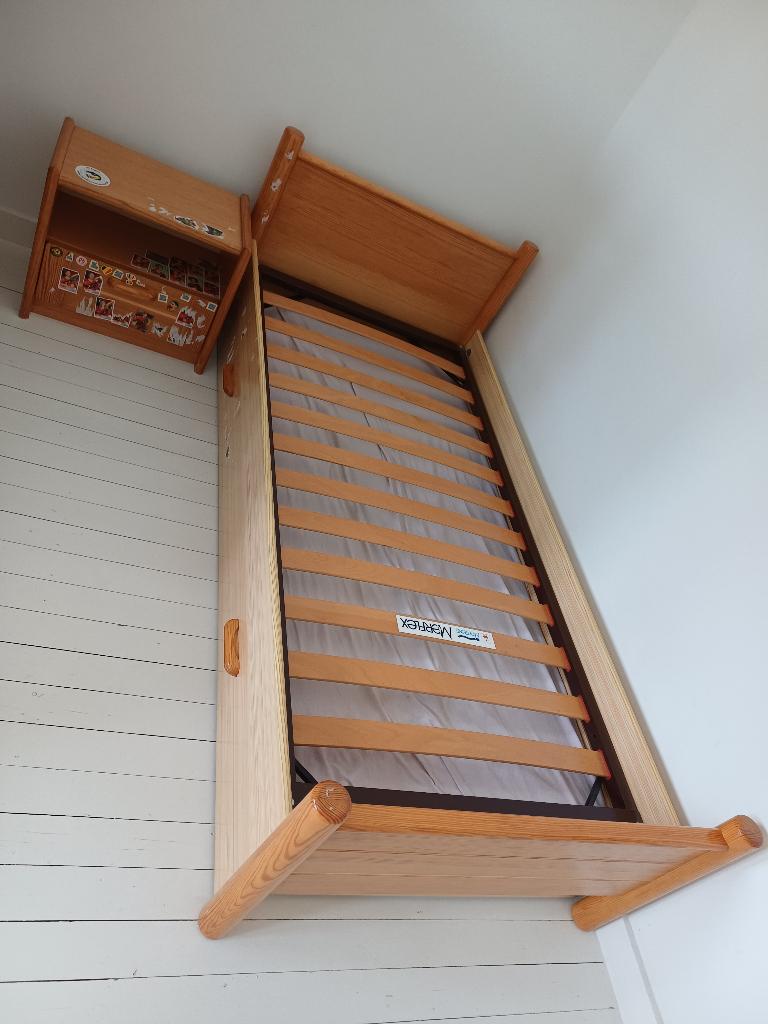 Eenpersoonsbed met nachtkastje, Huis en Inrichting, Slaapkamer | Bedden, Ophalen, Gebruikt, 90 cm, Eenpersoons