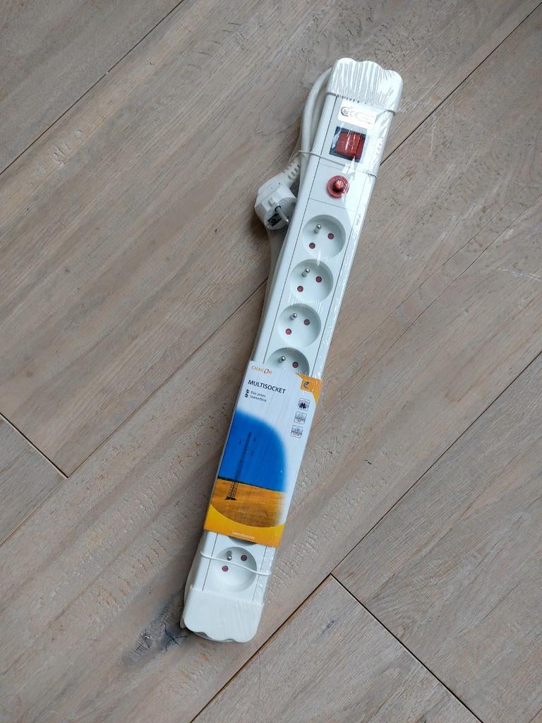 Multiprise 8-prises, protection surcharge, 1.5m, Enlèvement, Neuf