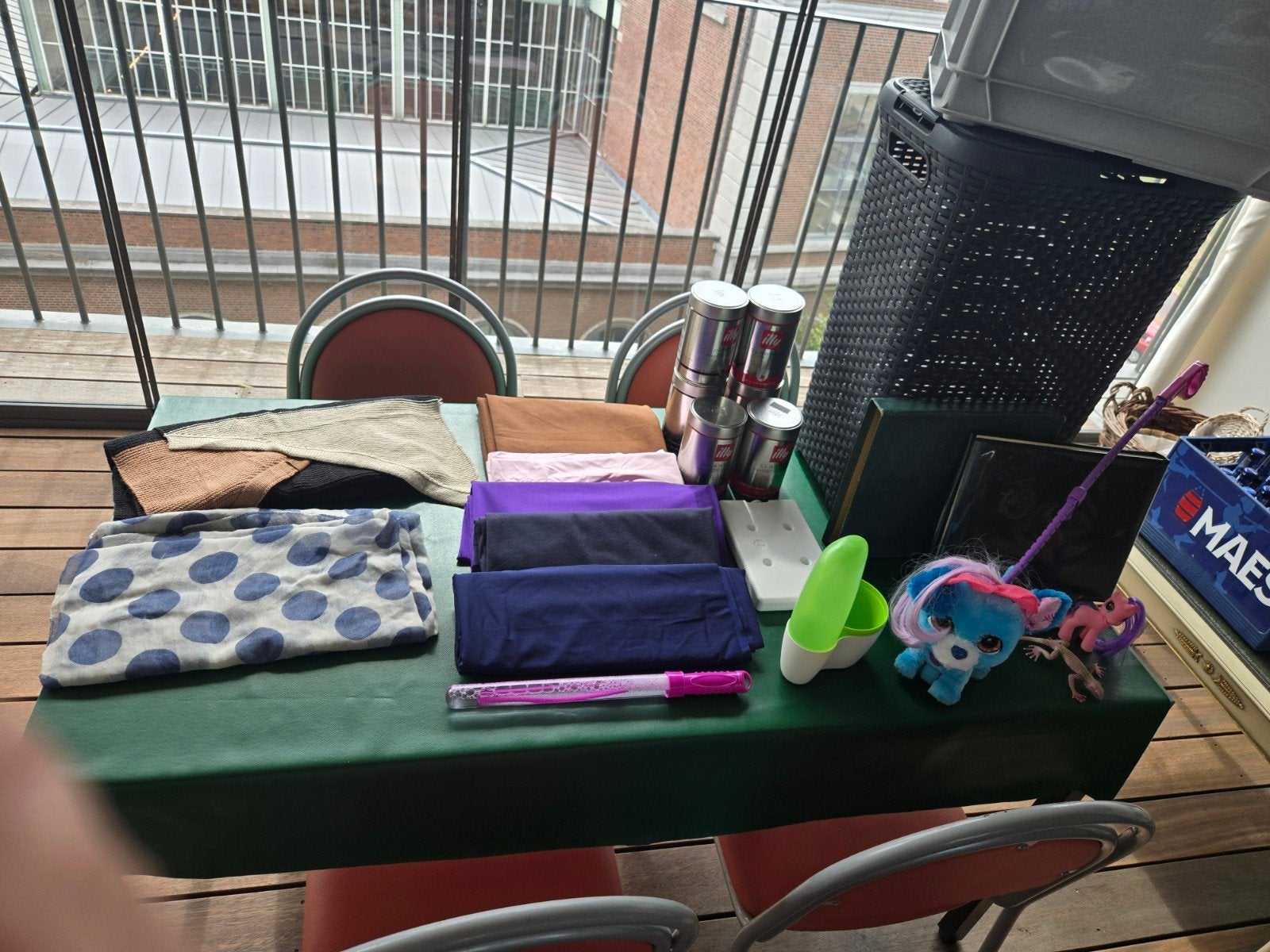 tout est sur la table pour seulement un euro, Enlèvement ou Envoi