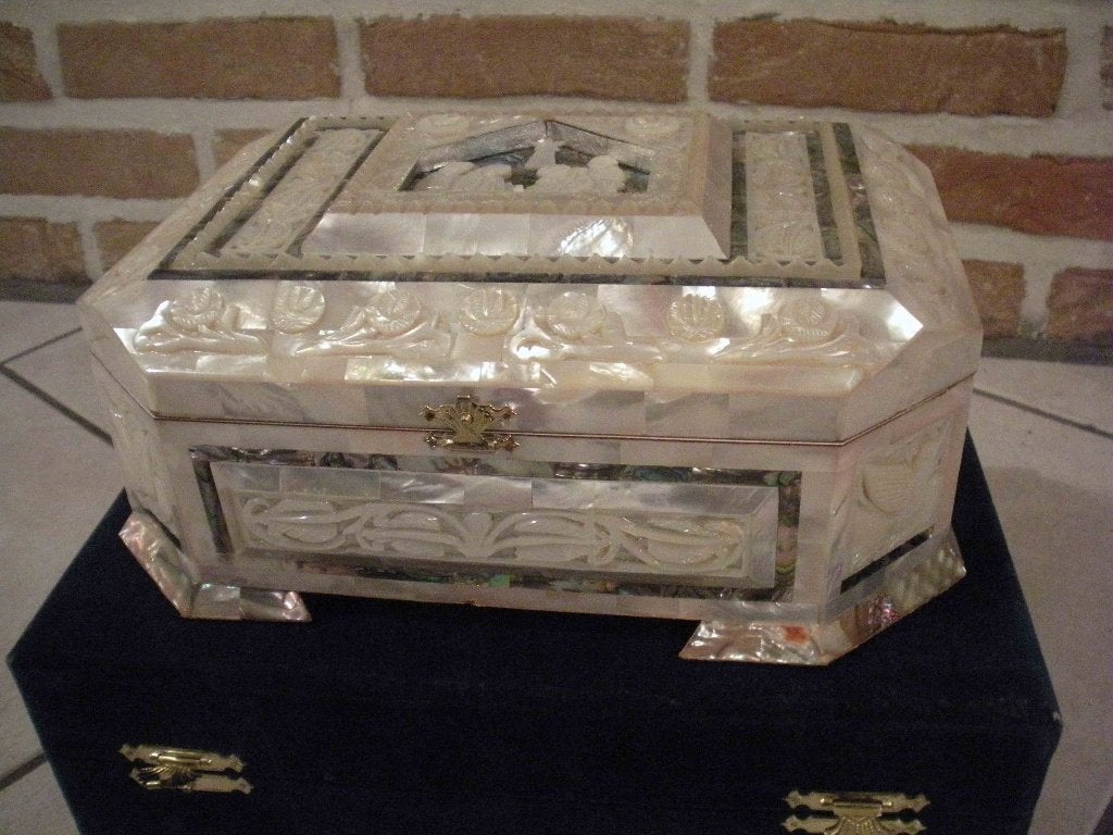 Boite à bijoux en nacre sculptée, Enlèvement