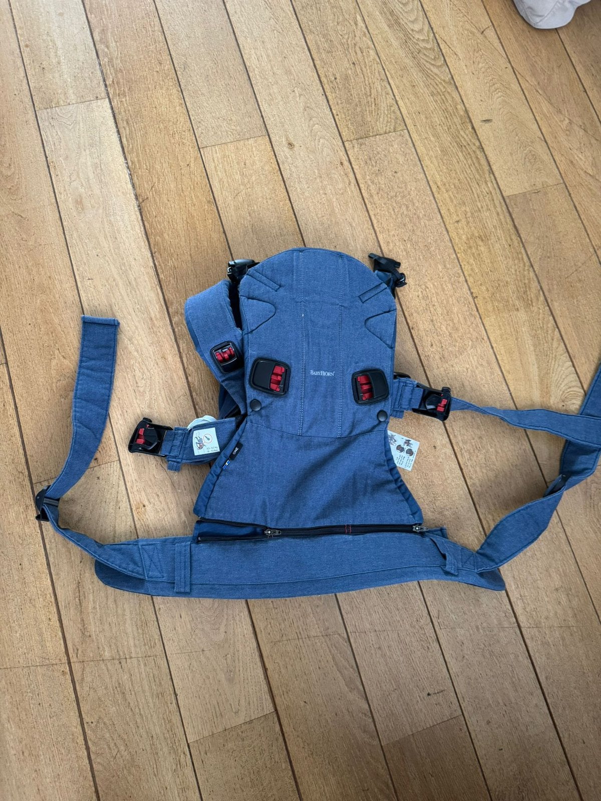 Portebébé BabyBjörn One denim/bleu nuit avec boîte d'origine, Enfants & Bébés, Porte-bébé, Enlèvement ou Envoi, Comme neuf, Ventre, Dos ou Côté