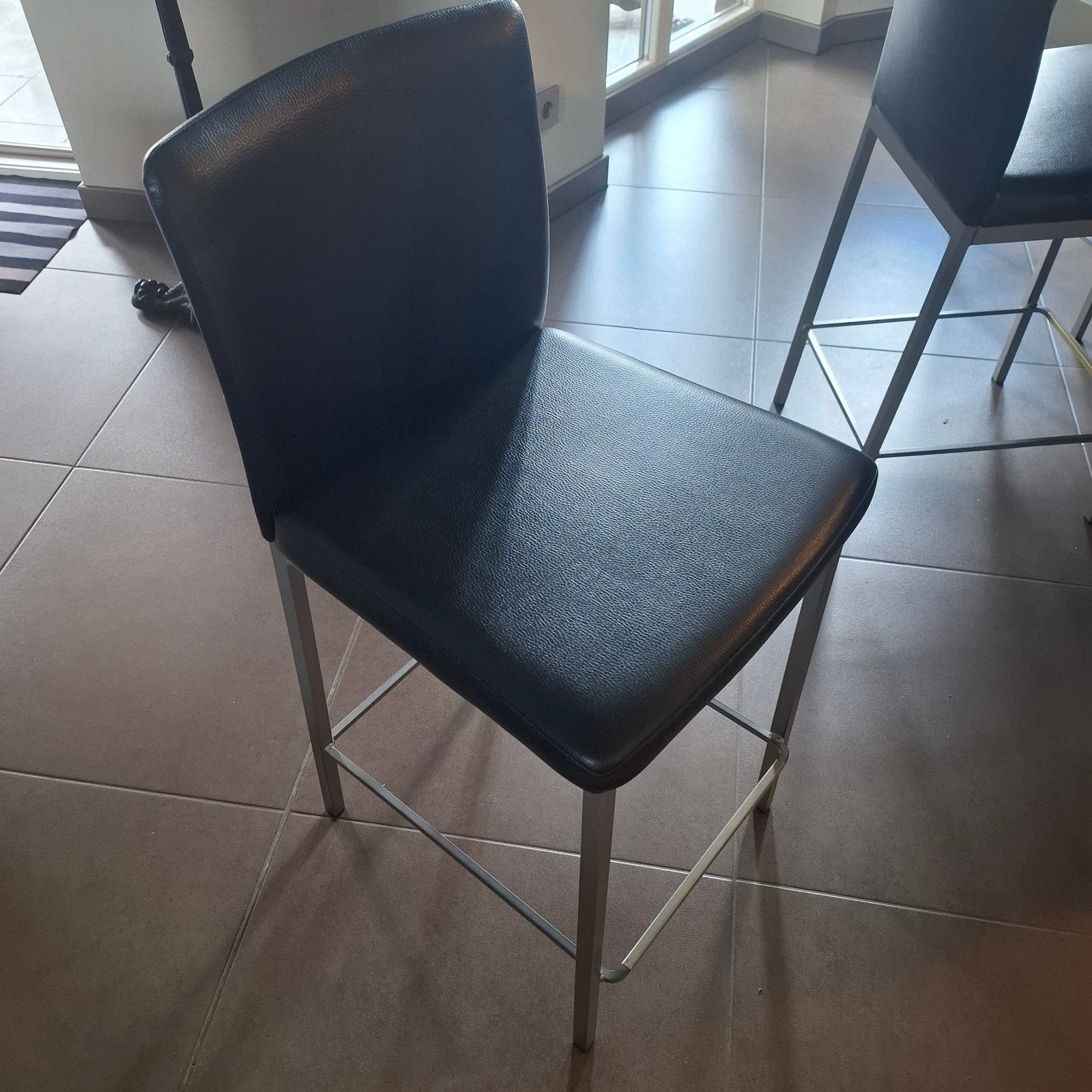 6 chaises de bar en cuir noir, Maison & Meubles, Tabourets de bar, Comme neuf, 60 à 90 cm, Cuir, 5 tabourets ou plus, Avec repose-pieds