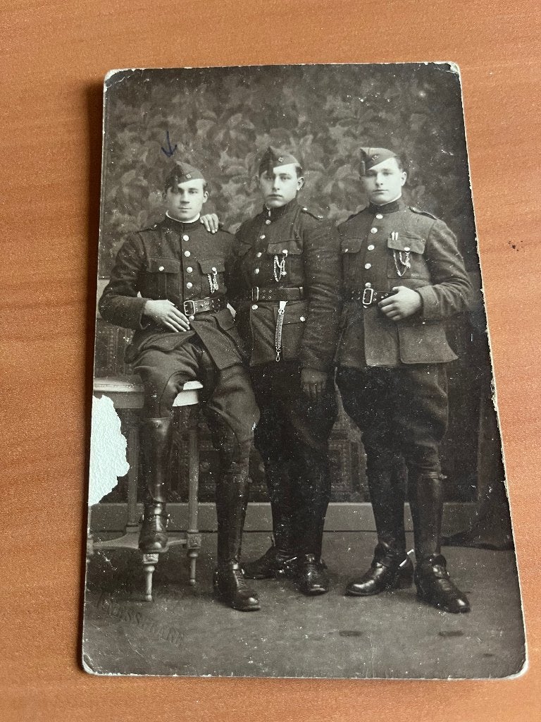 Postkaart met foto 3 soldaten in uniform -jaren 1920/1930, Verzamelen, Militaria | Algemeen, Verzenden, Landmacht, Foto of Poster
