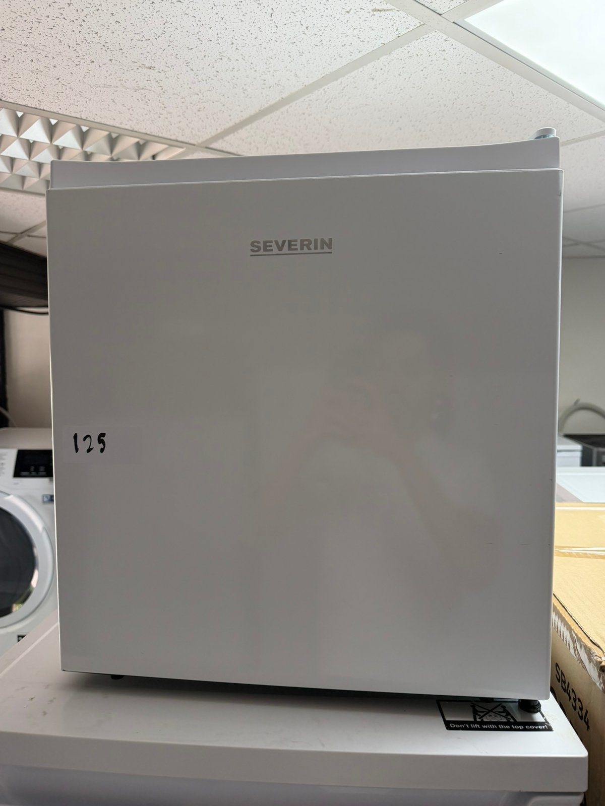 Severin KB8877 Minibar met vriesvakjs zo goed als Nieuw, Elektronische apparatuur, Vriezers en Diepvrieskisten, Vrieskast, Minder dan 85 cm