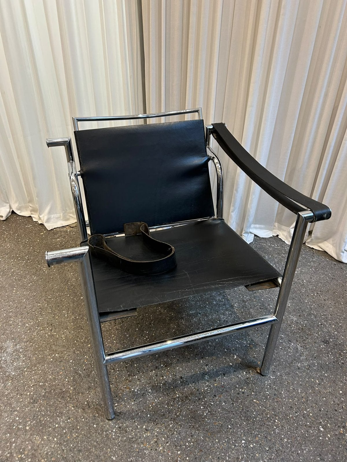 LC1 Le Corbusier fauteuil replica (opknapper), Maison & Meubles, Fauteuils, Enlèvement, Utilisé
