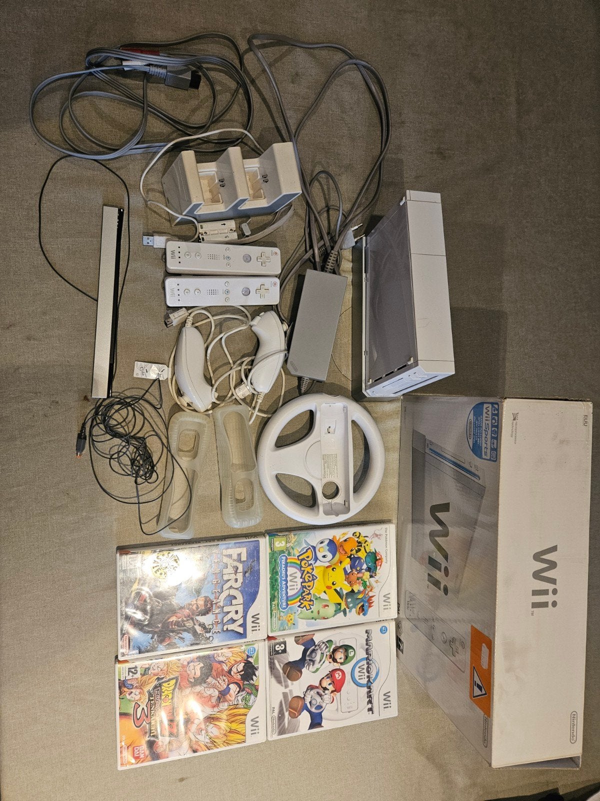 Nintendo WII + 4 jeux + accessoires, Games en Spelcomputers, Ophalen