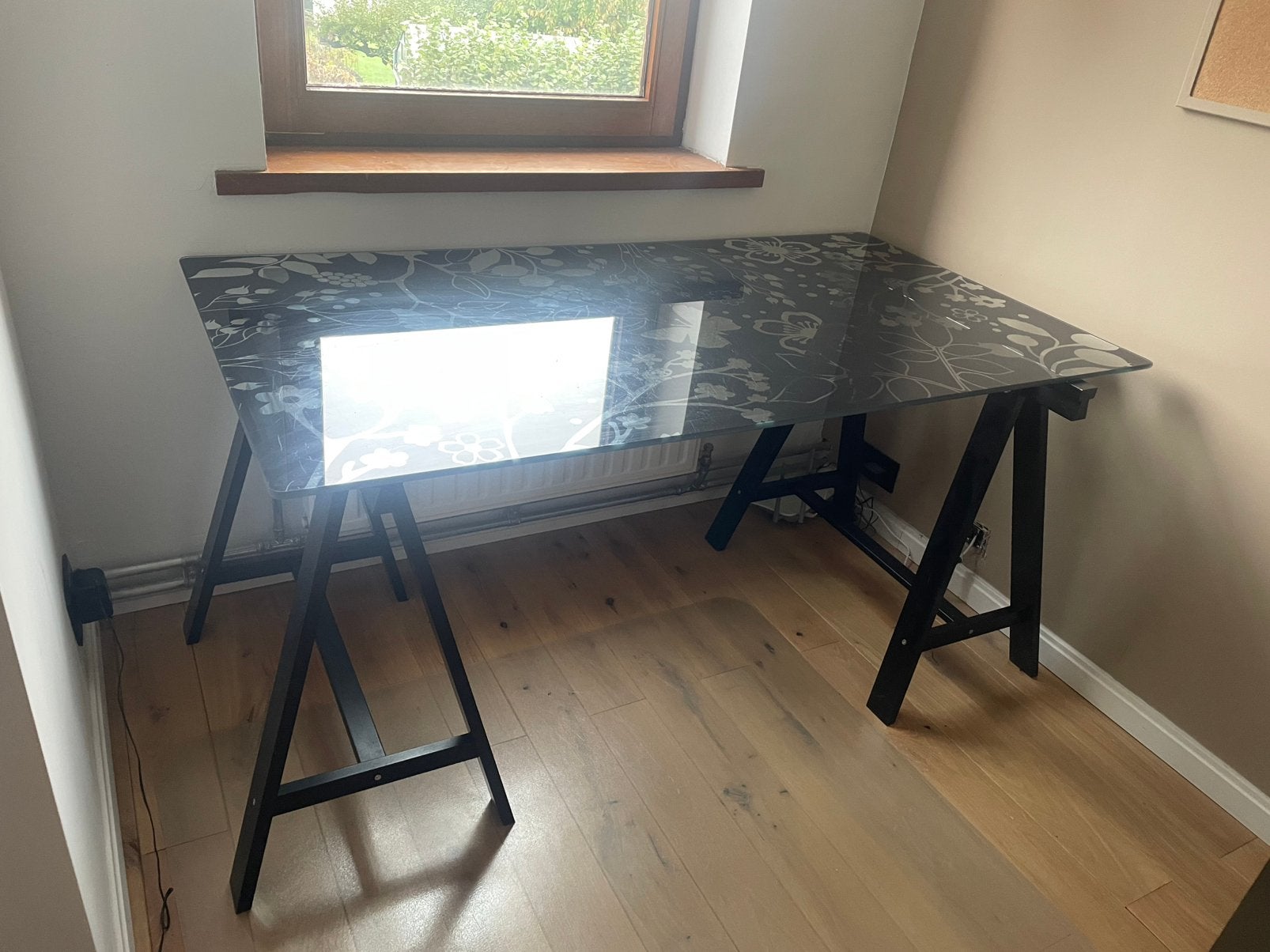 Bureau (table verre + 2 tréteaux), Maison & Meubles, Vintage, Enlèvement, Utilisé, IKEA