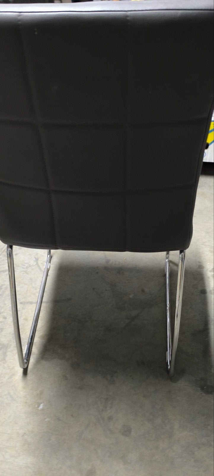 4 chaises grises, Enlèvement