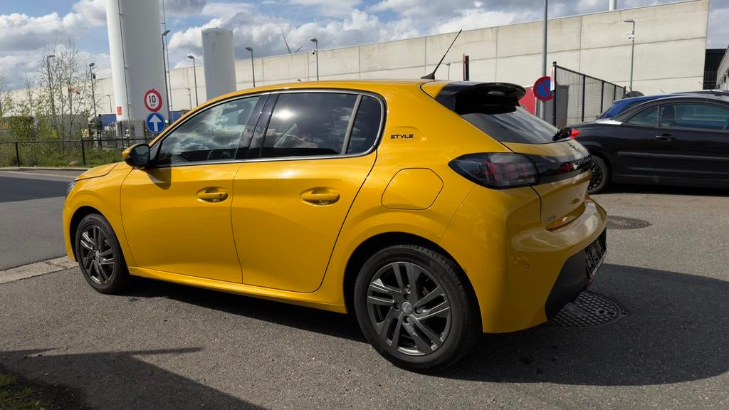 Peugeot 208 1.2i PureTech STYLE 1EIG. NEW STAAT 62.083 KM, Stof, 1199 cc, 5 deurs, 3 cilinders