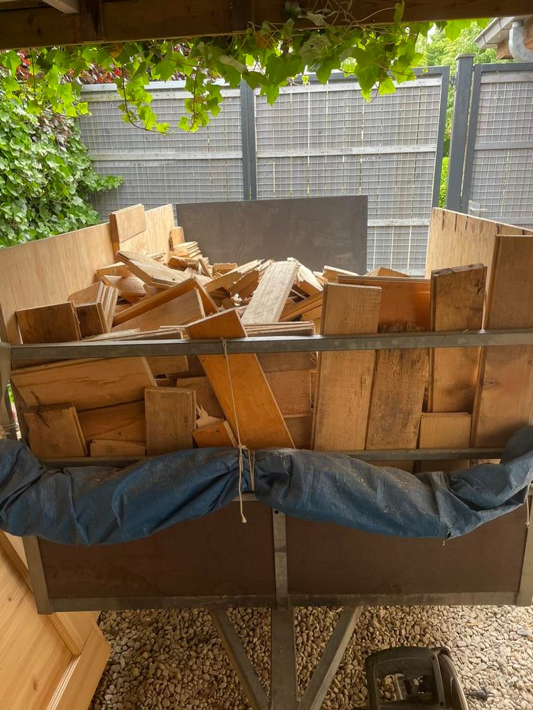 Brandhout gezaagd afbraak blokhut, Ophalen