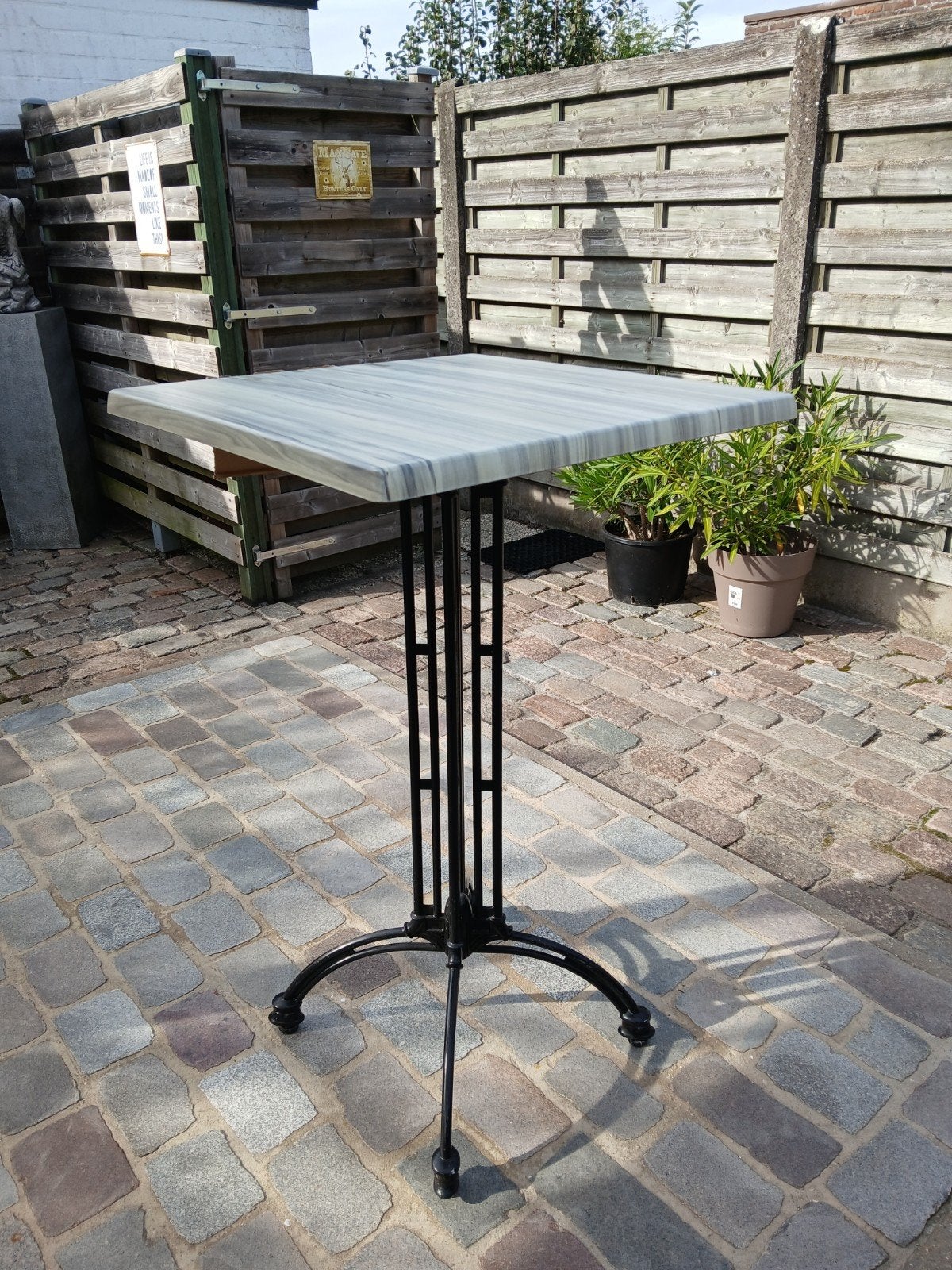 Hoge bistrotafel met kunststof blad., Ophalen