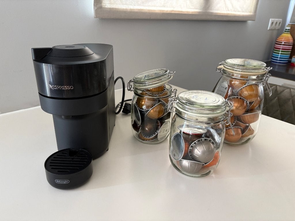 Nespresso VERTUO + cups, Ophalen, Espresso apparaat, Nieuw, Koffiepads en cups