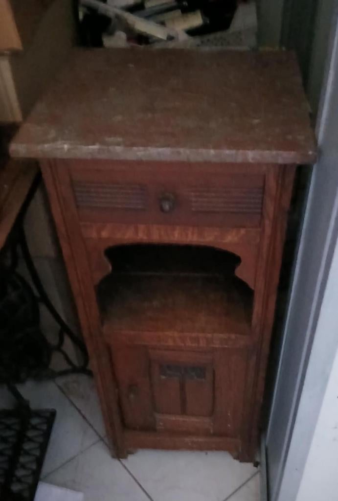 Table de nuit vintage avec plaque en marbre rouge,