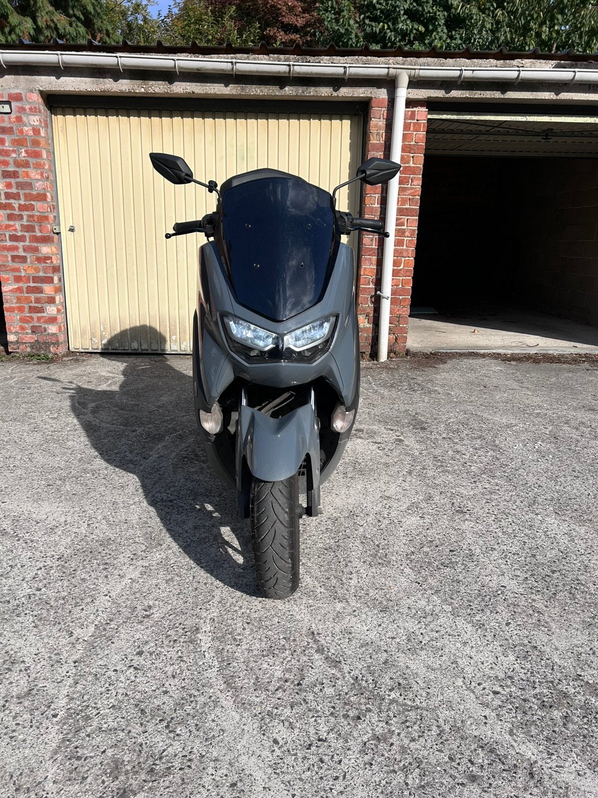 Yamaha NMAX 125 – 2023 – 4 600 km – Très bon état – Top Case, Neuf, Scooter