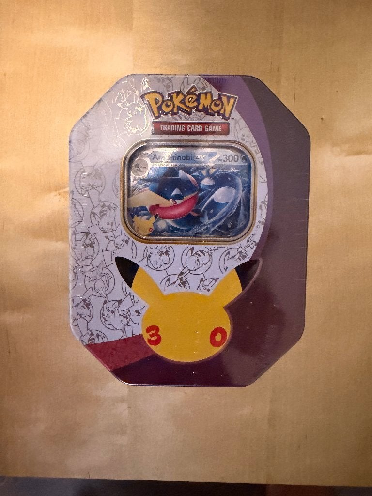 Pokémon 30e Anniversaire - boîte métal Amphinobi-ex FR, Enlèvement ou Envoi, Neuf, Autres types