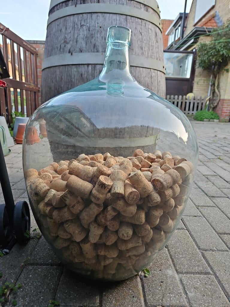 Grote vaas met champagne kurken, Ophalen