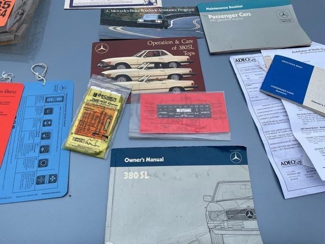Mercedes 380 SL Cabrio R107 + Hardtop in Diamond Blue 1985, foto 12