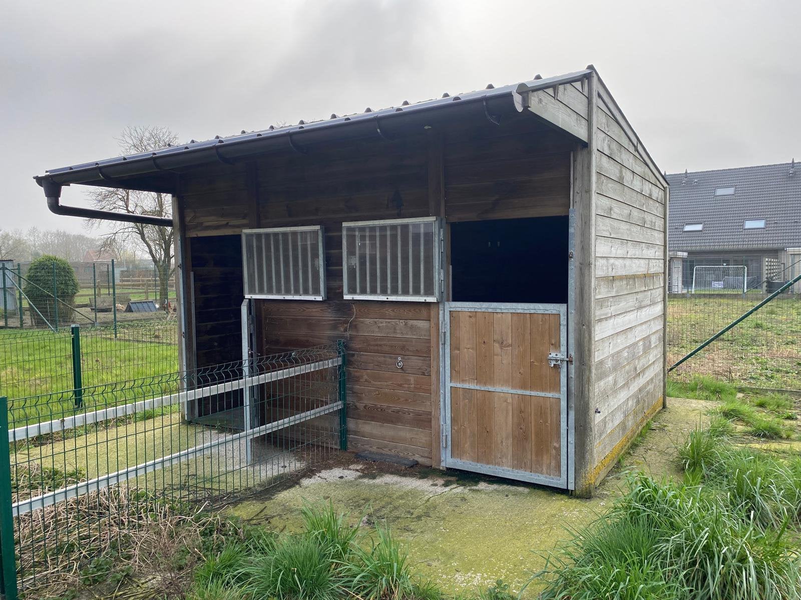 Houten paardenstal, Dieren en Toebehoren