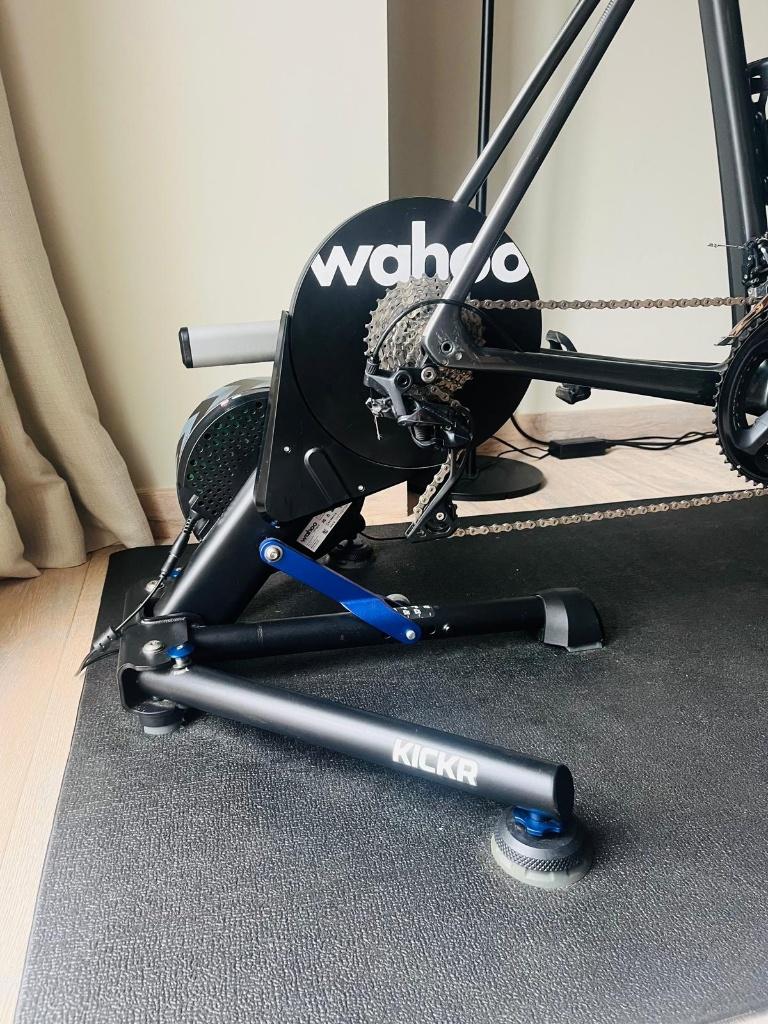 Complete Wahoo Indoor Cycling Setup – KICKR v5 + HEADWIND, Ophalen, Zo goed als nieuw