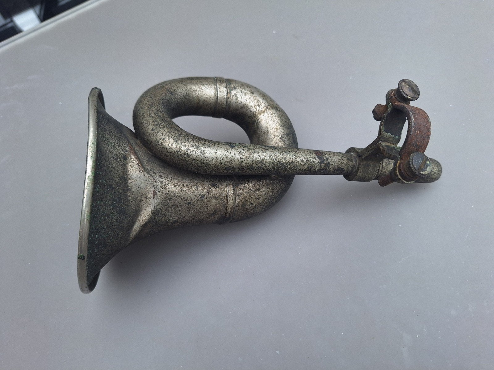 Vintage voertuighoorn, Enlèvement
