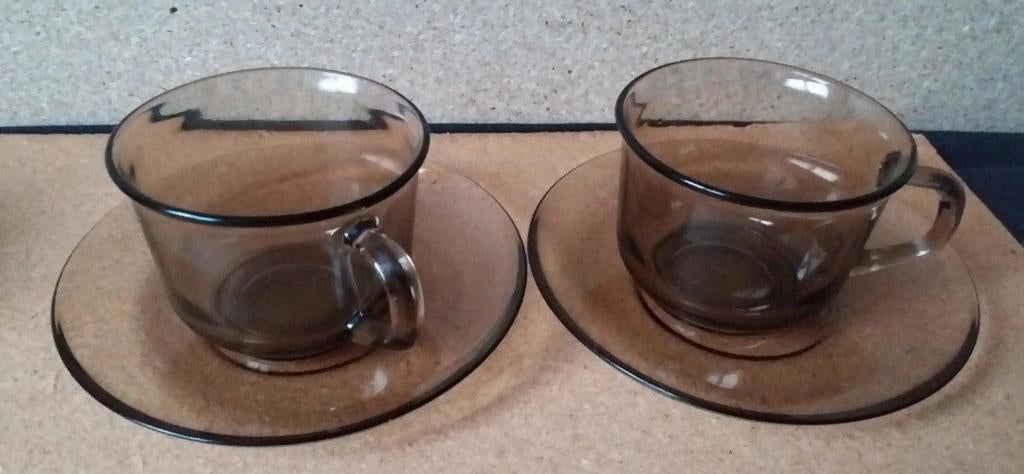 Set van 2 crèmekleurige en 2 glazen kop en 4 schotels, Antiek en Kunst, Ophalen