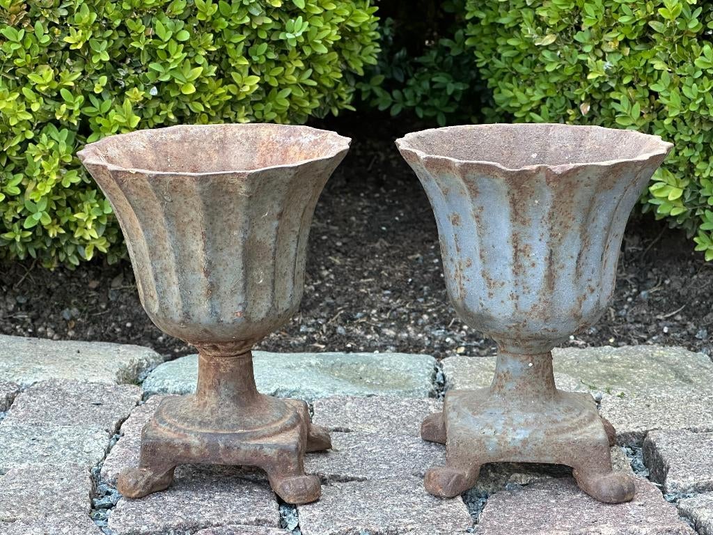 2 gietijzeren tuinvazen - bloempotjes - uitstekende staat, Ophalen, Binnen
