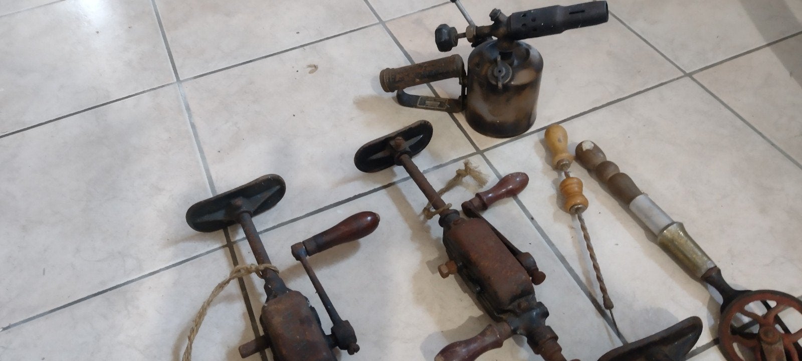 Perceuses à main anciennes, Enlèvement