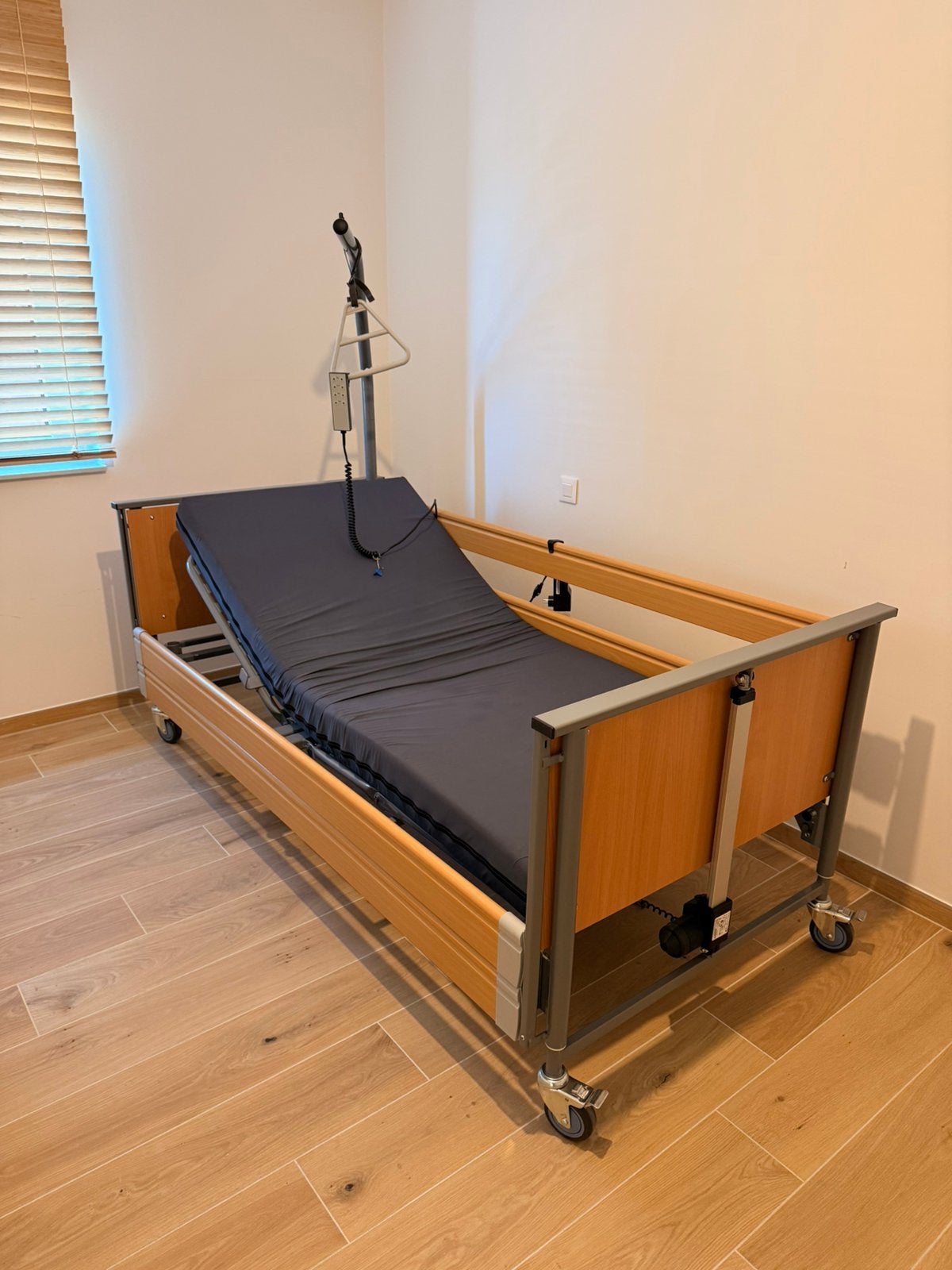 Lit médical electrique, 90 cm, Enlèvement, Une personne, Comme neuf