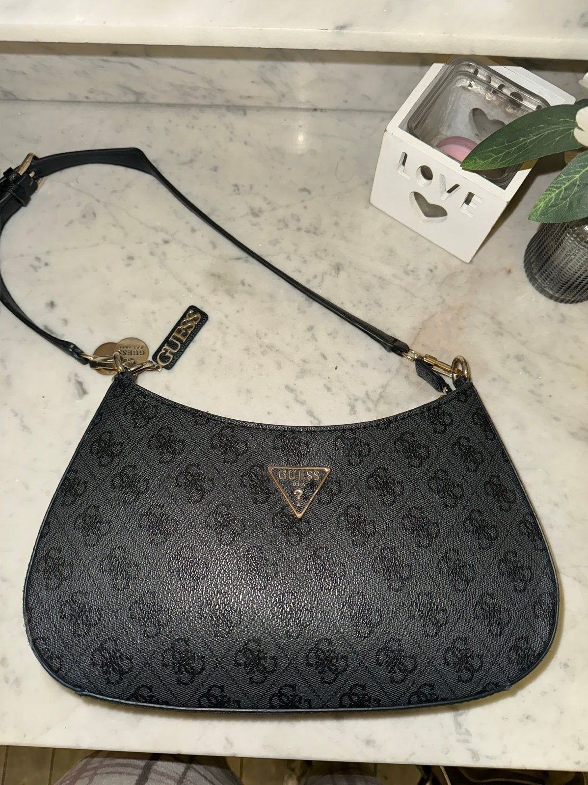 Guess schoudertas, Handtassen en Accessoires, Tassen | Damestassen, Ophalen, Gebruikt, Zwart, Schoudertasje