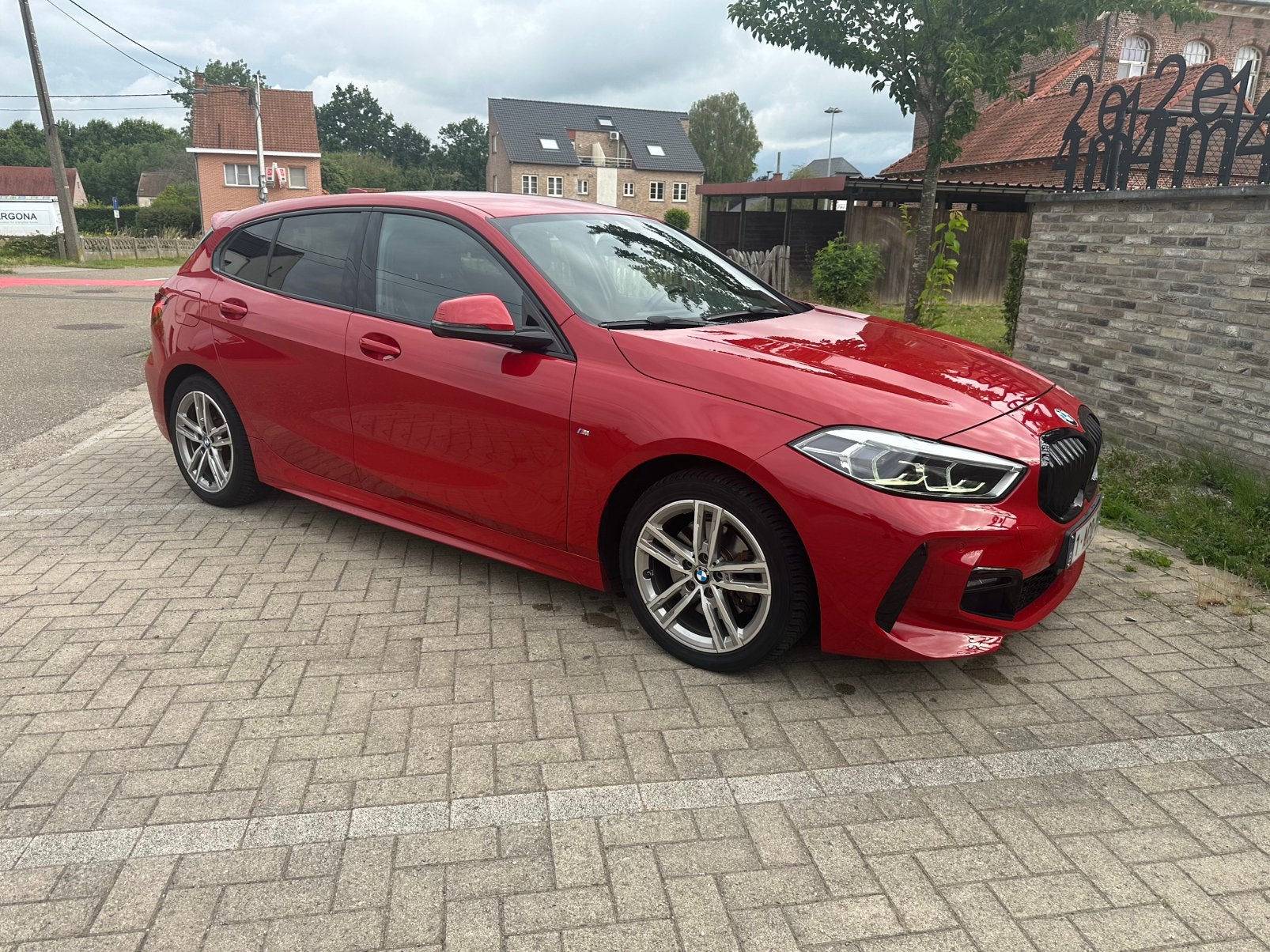 Bmw 118i m-pack 2021 weinig km automaat, Autos, Rouge, Achat, Euro 6, 5 portes