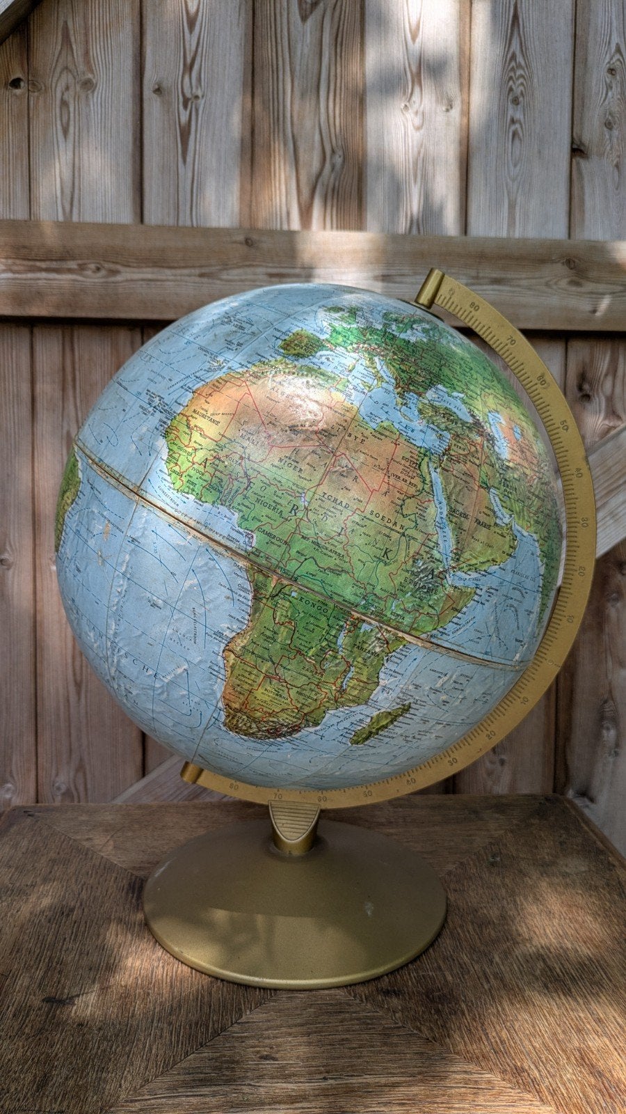 Ancien globe terrestre, Enlèvement