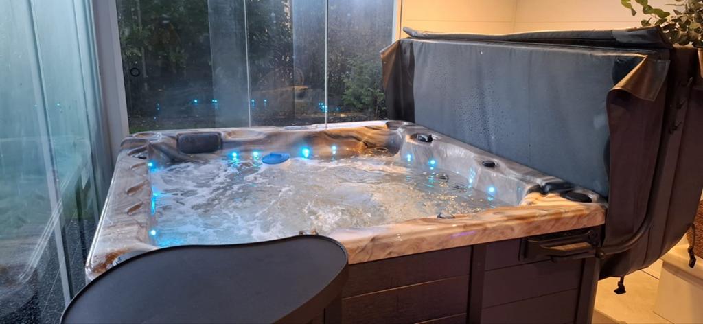 Genieten in jacuzzi ... welke vrouw of koppel komt vandaag?