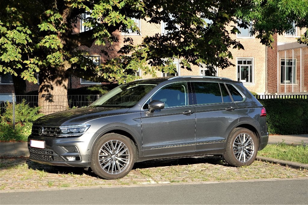 VW Tiguan 1.4TSI Highline '18 DSG - led - PANO - virtual cp, Ophalen, 19 inch, Zomerbanden, Banden en Velgen