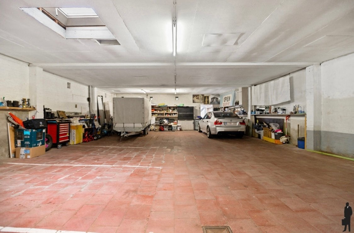 À VENDRE — TRÈS GRAND GARAGE/ENTREPÔT D'ENVIRON 200 m²