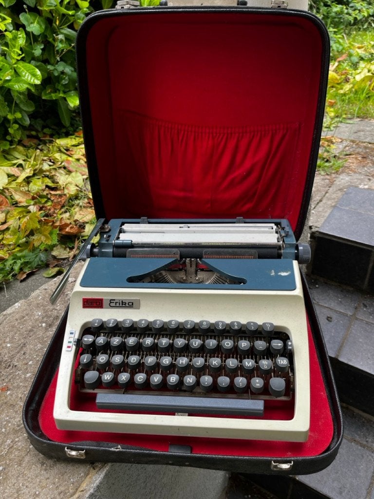 Machine à écrire portable Erika Daro 42 avec coffret, Divers, Machines à écrire, Enlèvement, Utilisé