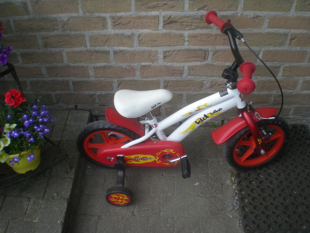 Kinderfiets Kid Bike 12 inch, Ophalen, Zo goed als nieuw, Zijwieltjes