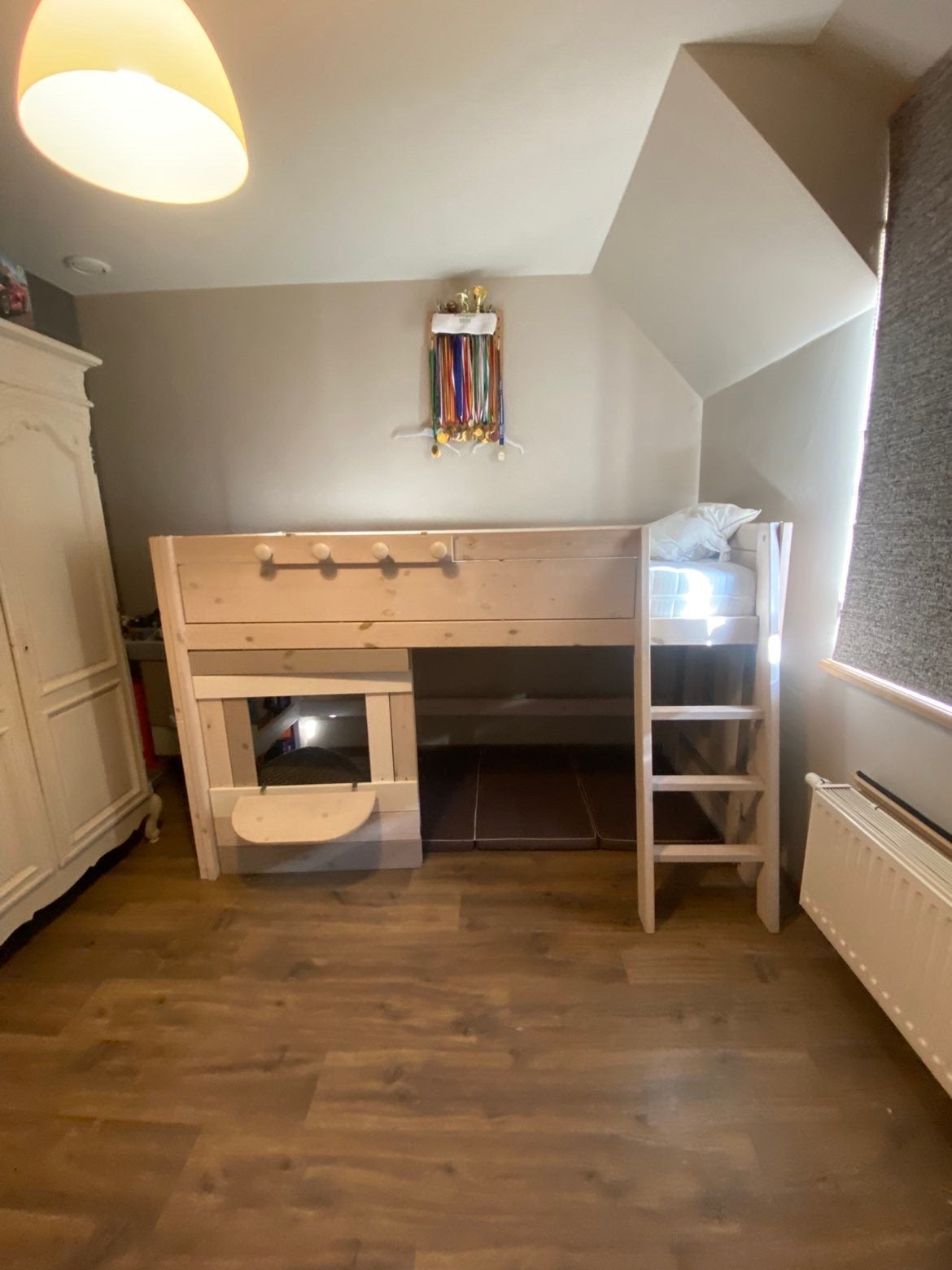 Stevig houten halfhoogslaper met trap – in zeer goede staat, Kinderen en Baby's, Ophalen, Zo goed als nieuw, Halfhoogslaper