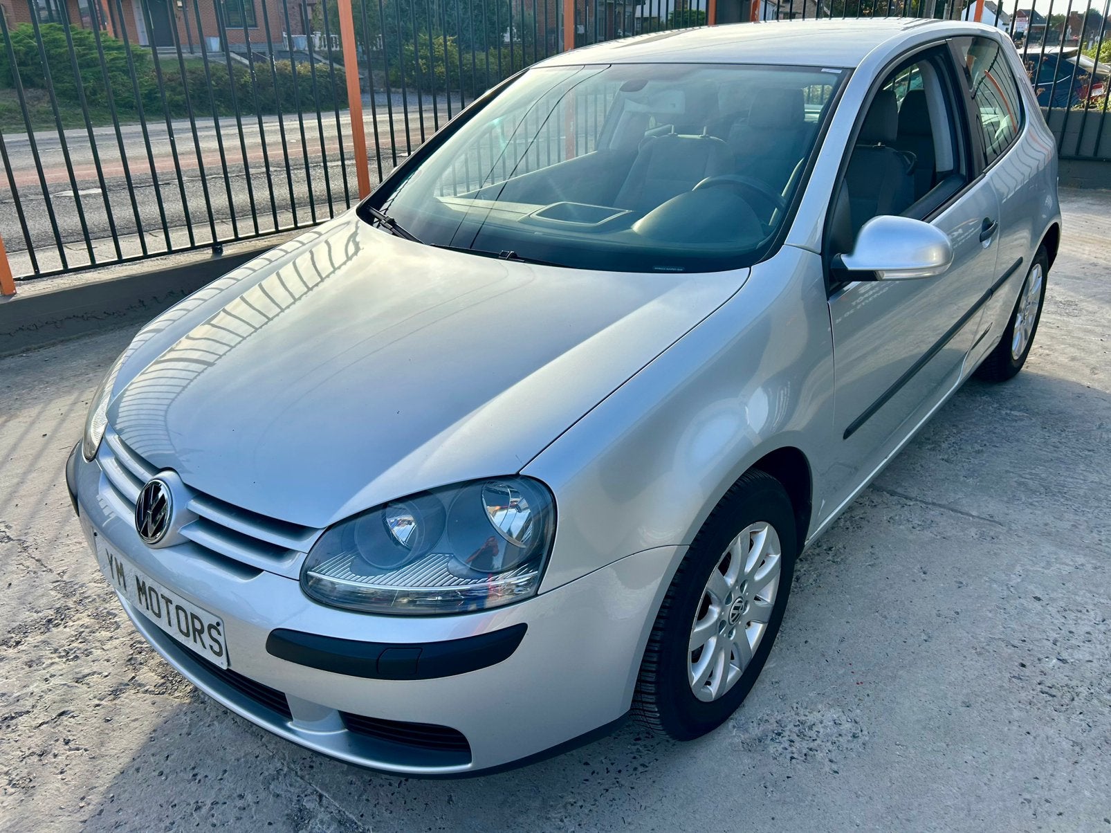 Volkswagen golf 5 edition 125.000 km benzine 3590€, Auto's, Voorwielaandrijving, Dealer onderhouden, Stof, 50 kW
