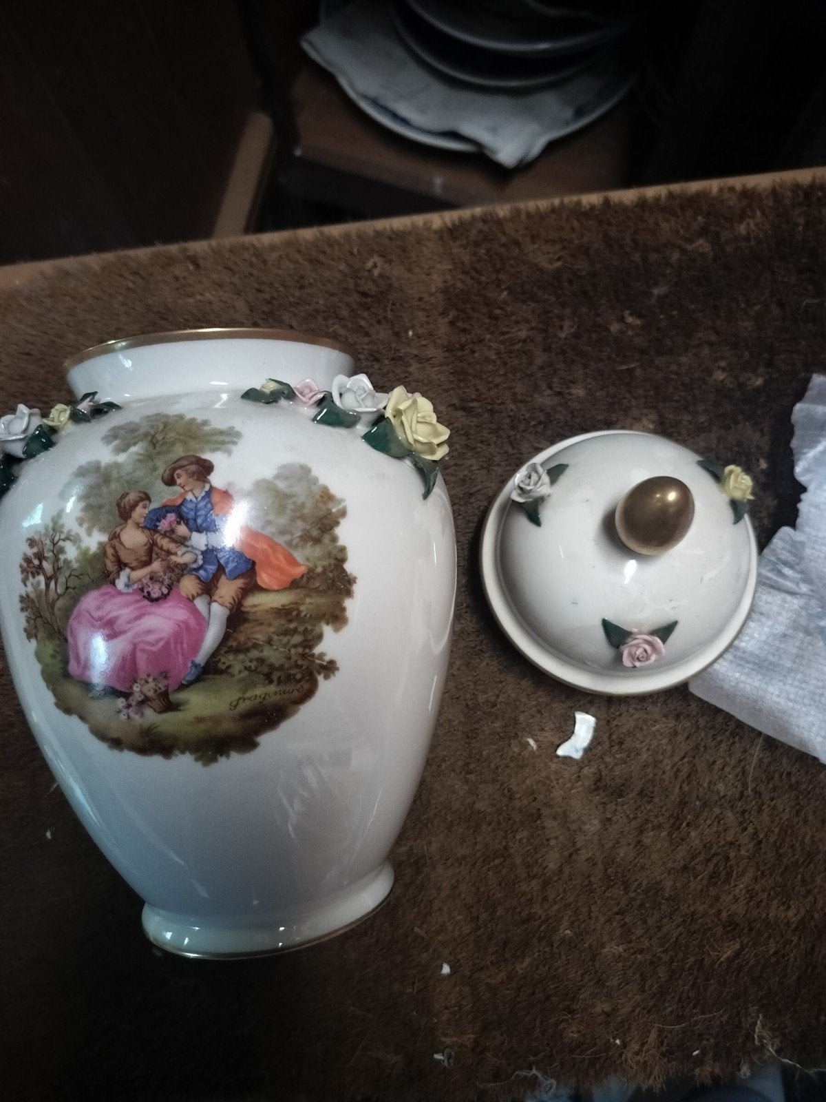 Mooie vaas met bloemen en romantische taferelen met deksel, Ophalen