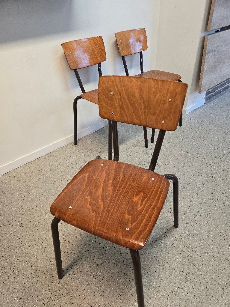 20 schoolstoeltjes (vintage), Ophalen, Gebruikt