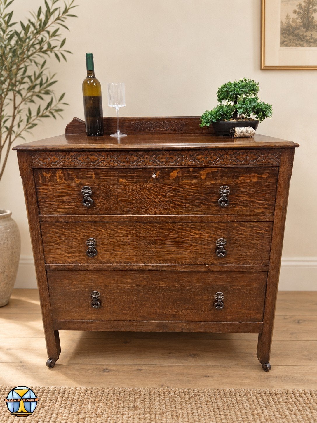 Commode ancienne sur roulettes avec sculptures (clé), tiroir, Maison & Meubles, 25 à 50 cm, Enlèvement ou Envoi, Moins de 100 cm