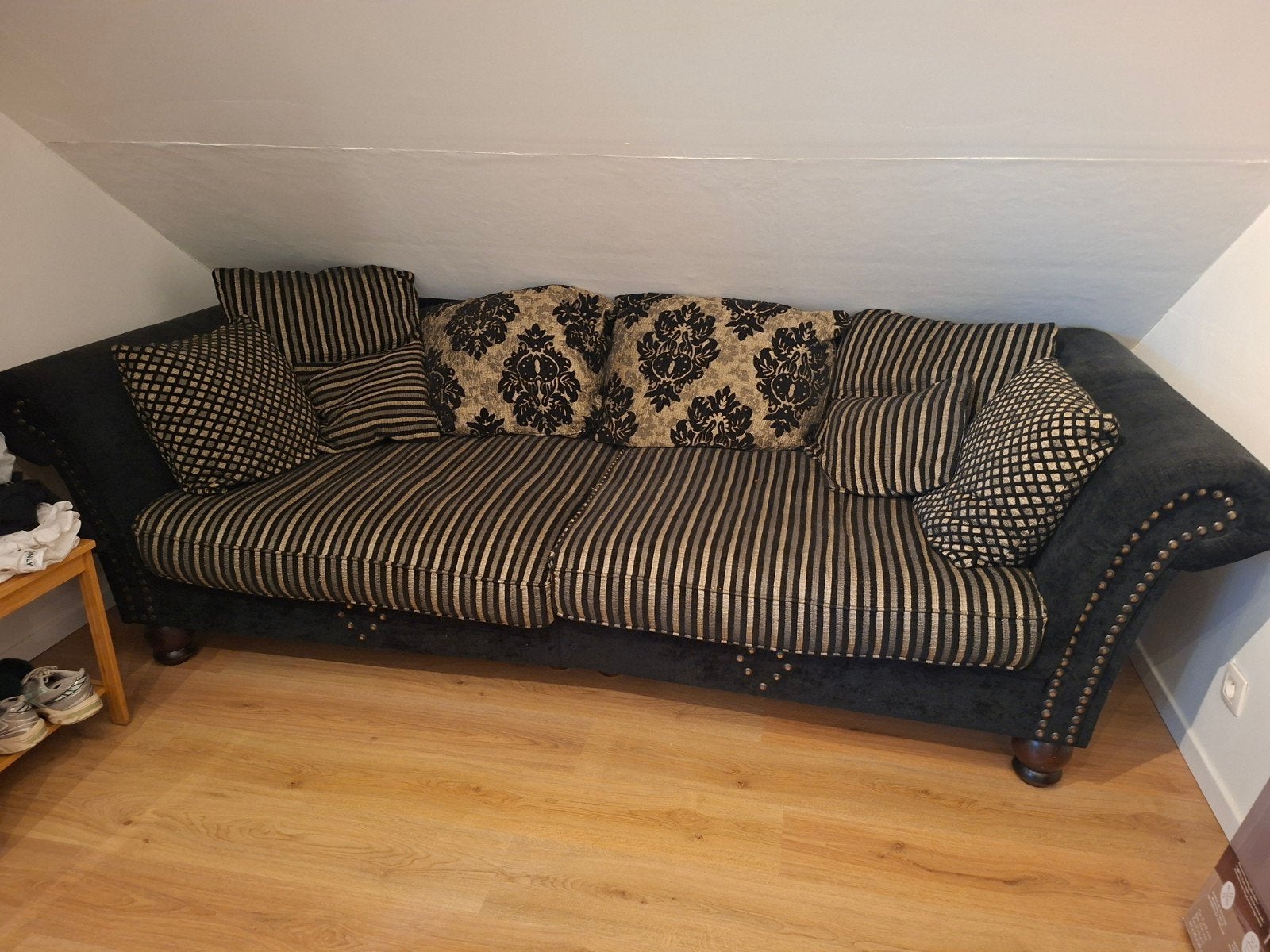 Grote zwarte beige stoffen zetel met veel kussens., Enlèvement, Comme neuf, Trois personnes, Tissus