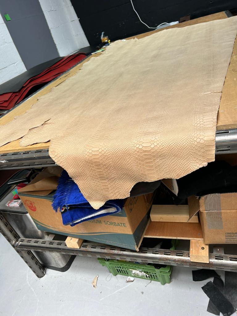 Beige kleur Italiaanse halve huid met slang print A-319, Enlèvement ou Envoi, Comme neuf, Beige